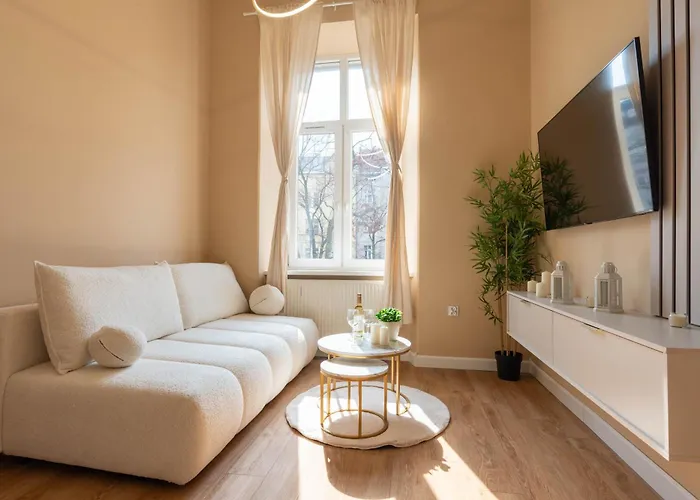 Apartament z Antresolą i Prywatnym Patio