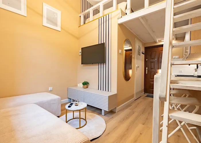 Apartament z Antresolą i Prywatnym Patio